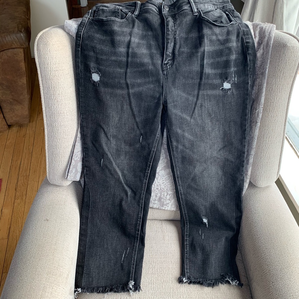 Distressed black ankle length jean